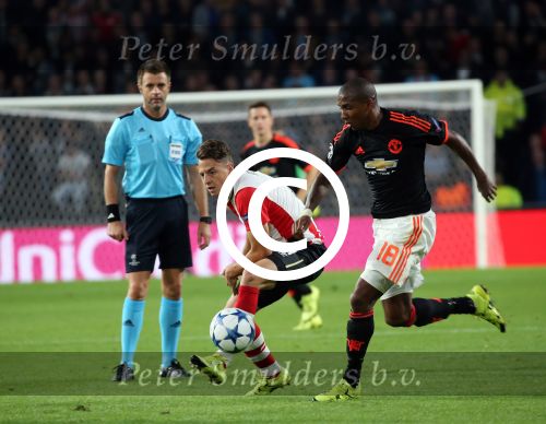 Eindhoven, 15 September 2015
CL 2015/2016
Eerste wedstrijd PSV-Manchester United, eindstand 2-1
Santiago Arias in duel met Ashley Young