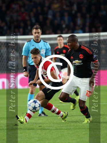 Eindhoven, 15 September 2015
CL 2015/2016
Eerste wedstrijd PSV-Manchester United, eindstand 2-1
Santiago Arias in duel met Ashley Young