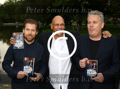 Amsterdam, 21 September 2015
Perspresentatie Bureau Raampoort
met Thomas Acda en Tim Haars, verder op de foto schrijver Simon de Waal