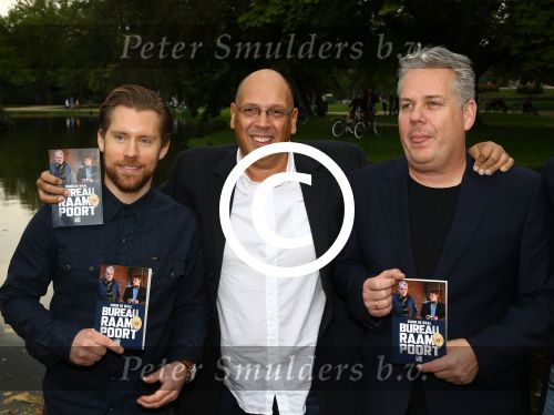 Amsterdam, 21 September 2015
Perspresentatie Bureau Raampoort
met Thomas Acda en Tim Haars, verder op de foto schrijver Simon de Waal