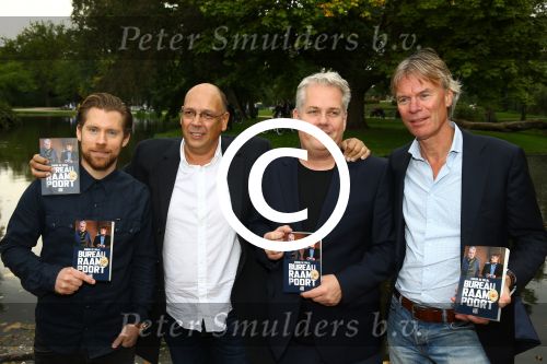Amsterdam, 21 September 2015
Perspresentatie Bureau Raampoort
met Thomas Acda en Tim Haars, verder op de foto schrijver Simon de Waal