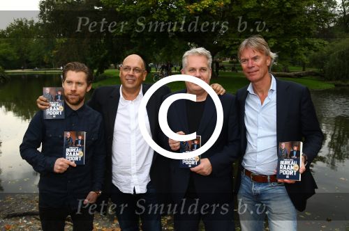 Amsterdam, 21 September 2015
Perspresentatie Bureau Raampoort
met Thomas Acda en Tim Haars, verder op de foto schrijver Simon de Waal