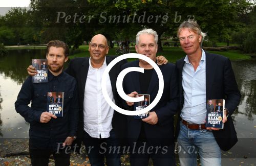 Amsterdam, 21 September 2015
Perspresentatie Bureau Raampoort
met Thomas Acda en Tim Haars, verder op de foto schrijver Simon de Waal