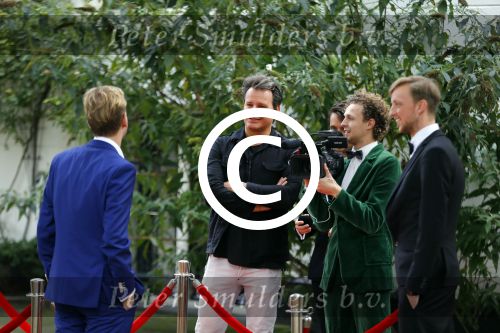 Amsterdam 8 oktober 2015
Leco v Zadelhoff geeft de jongens van streetlab les voor de rode loper van de televizierring waar ze voor genomineerd zijn