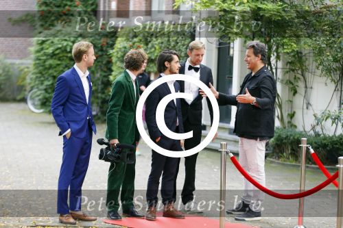 Amsterdam 8 oktober 2015
Leco v Zadelhoff geeft de jongens van streetlab les voor de rode loper van de televizierring waar ze voor genomineerd zijn
