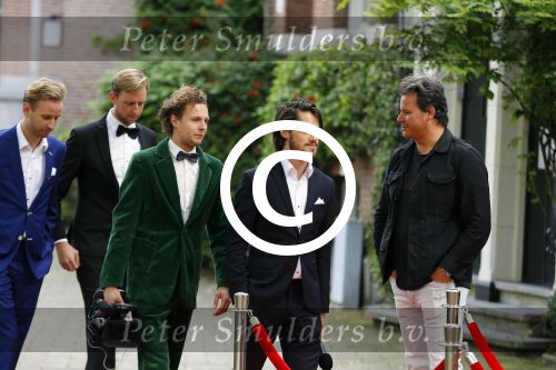 Amsterdam 8 oktober 2015
Leco v Zadelhoff geeft de jongens van streetlab les voor de rode loper van de televizierring waar ze voor genomineerd zijn
