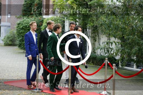 Amsterdam 8 oktober 2015
Leco v Zadelhoff geeft de jongens van streetlab les voor de rode loper van de televizierring waar ze voor genomineerd zijn