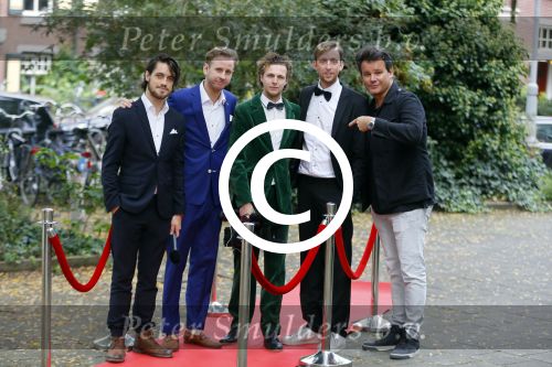 Amsterdam 8 oktober 2015
Leco v Zadelhoff geeft de jongens van streetlab les voor de rode loper van de televizierring waar ze voor genomineerd zijn