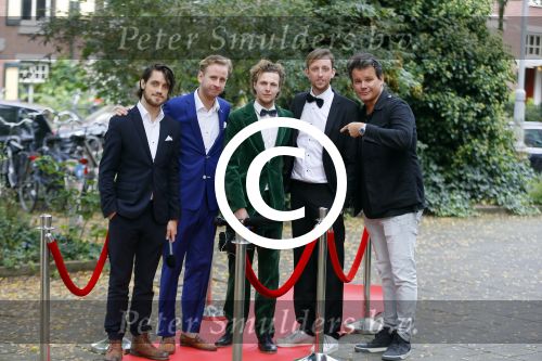 Amsterdam 8 oktober 2015
Leco v Zadelhoff geeft de jongens van streetlab les voor de rode loper van de televizierring waar ze voor genomineerd zijn