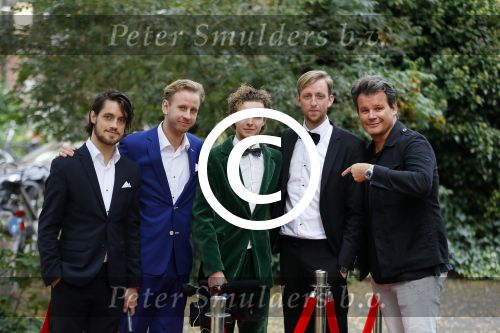 Amsterdam 8 oktober 2015
Leco v Zadelhoff geeft de jongens van streetlab les voor de rode loper van de televizierring waar ze voor genomineerd zijn