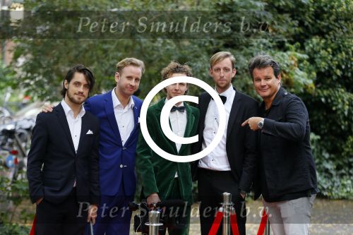 Amsterdam 8 oktober 2015
Leco v Zadelhoff geeft de jongens van streetlab les voor de rode loper van de televizierring waar ze voor genomineerd zijn