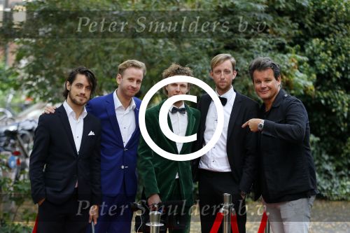 Amsterdam 8 oktober 2015
Leco v Zadelhoff geeft de jongens van streetlab les voor de rode loper van de televizierring waar ze voor genomineerd zijn