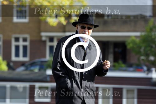 Amsterdam 9 oktober 2015 
Theo Heuft met zijn sigaar op straat