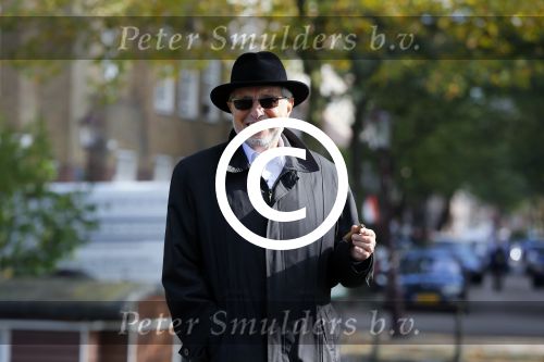 Amsterdam 9 oktober 2015 
Theo Heuft met zijn sigaar op straat