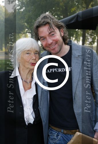 Baarn 4 oktober 2015
Presentatie boek Belinda Meuldijk in kasteel Groeneveld.
Aanwezig Thierry Duval Rob de Nijs Henriette de Nijs Julis Joshi en Robert.
Willeke Alberti krijgt het eerste boek. Thierry met zijn schoonmoeder