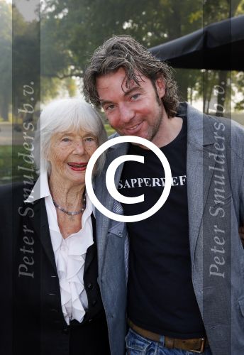 Baarn 4 oktober 2015
Presentatie boek Belinda Meuldijk in kasteel Groeneveld.
Aanwezig Thierry Duval Rob de Nijs Henriette de Nijs Julis Joshi en Robert.
Willeke Alberti krijgt het eerste boek. Thierry met zijn schoonmoeder