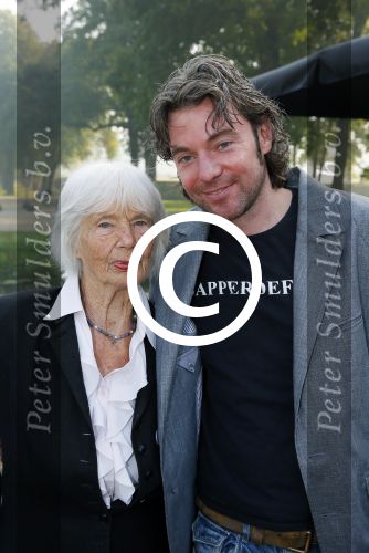 Baarn 4 oktober 2015
Presentatie boek Belinda Meuldijk in kasteel Groeneveld.
Aanwezig Thierry Duval Rob de Nijs Henriette de Nijs Julis Joshi en Robert.
Willeke Alberti krijgt het eerste boek. Thierry met zijn schoonmoeder