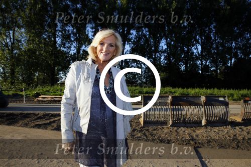 Haarzuilens 27 september 2015
Aktie om bomen te planten gepresenteerd door Beau v Erven Dorens en Angela Groothuizen.
oa Evelyn Struik Trijntje OOsterhuis Nick & Simon Marjan Berk Tineke Schouten Ruud Feltkamp en inge Ipenburg werken mee.