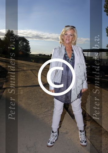 Haarzuilens 27 september 2015
Aktie om bomen te planten gepresenteerd door Beau v Erven Dorens en Angela Groothuizen.
oa Evelyn Struik Trijntje OOsterhuis Nick & Simon Marjan Berk Tineke Schouten Ruud Feltkamp en inge Ipenburg werken mee.
