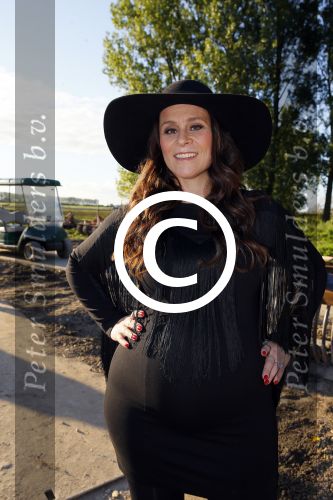 Haarzuilens 27 september 2015
Aktie om bomen te planten gepresenteerd door Beau v Erven Dorens en Angela Groothuizen.
oa Evelyn Struik Trijntje OOsterhuis Nick & Simon Marjan Berk Tineke Schouten Ruud Feltkamp en inge Ipenburg werken mee.