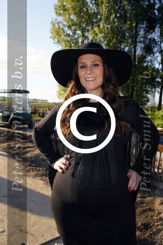 Haarzuilens 27 september 2015
Aktie om bomen te planten gepresenteerd door Beau v Erven Dorens en Angela Groothuizen.
oa Evelyn Struik Trijntje OOsterhuis Nick & Simon Marjan Berk Tineke Schouten Ruud Feltkamp en inge Ipenburg werken mee.