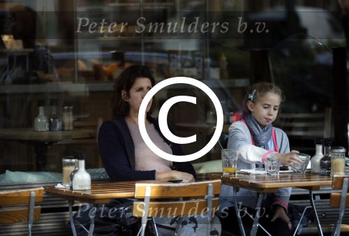 Amsterdam 18 september 2015
Isa Hoes met dochter Vlinder op terras.