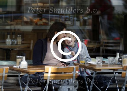 Amsterdam 18 september 2015
Isa Hoes met dochter Vlinder op terras.