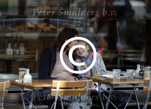 Amsterdam 18 september 2015
Isa Hoes met dochter Vlinder op terras.