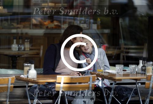 Amsterdam 18 september 2015
Isa Hoes met dochter Vlinder op terras.