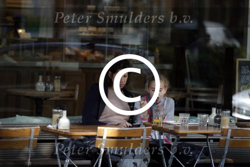 Amsterdam 18 september 2015
Isa Hoes met dochter Vlinder op terras.