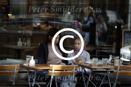 Amsterdam 18 september 2015
Isa Hoes met dochter Vlinder op terras.