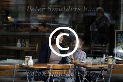 Amsterdam 18 september 2015
Isa Hoes met dochter Vlinder op terras.