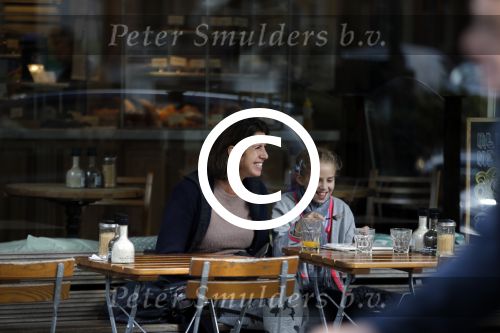 Amsterdam 18 september 2015
Isa Hoes met dochter Vlinder op terras.