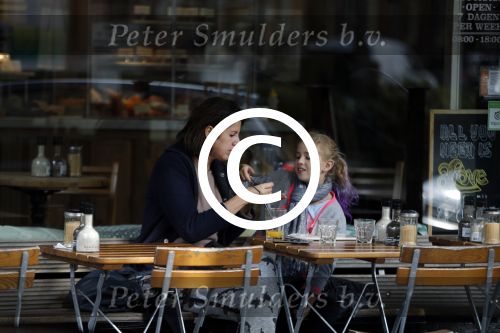 Amsterdam 18 september 2015
Isa Hoes met dochter Vlinder op terras.