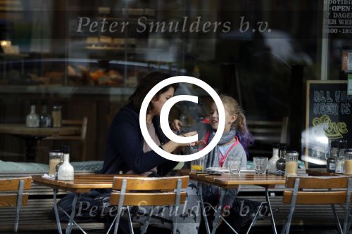 Amsterdam 18 september 2015
Isa Hoes met dochter Vlinder op terras.
