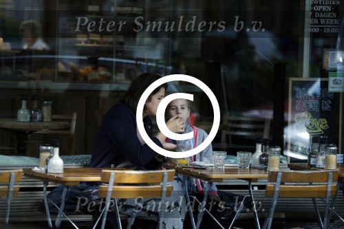 Amsterdam 18 september 2015
Isa Hoes met dochter Vlinder op terras.