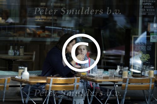 Amsterdam 18 september 2015
Isa Hoes met dochter Vlinder op terras.