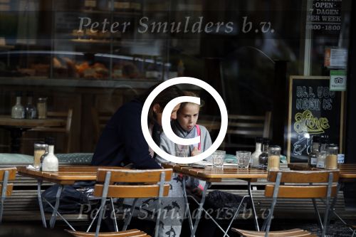 Amsterdam 18 september 2015
Isa Hoes met dochter Vlinder op terras.