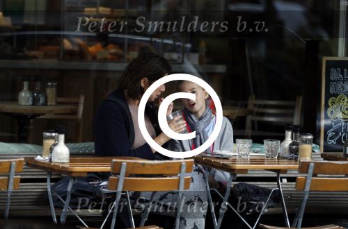 Amsterdam 18 september 2015
Isa Hoes met dochter Vlinder op terras.