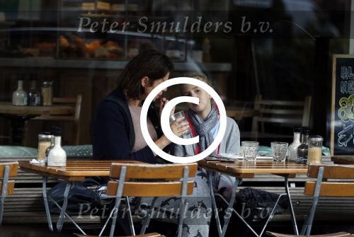 Amsterdam 18 september 2015
Isa Hoes met dochter Vlinder op terras.