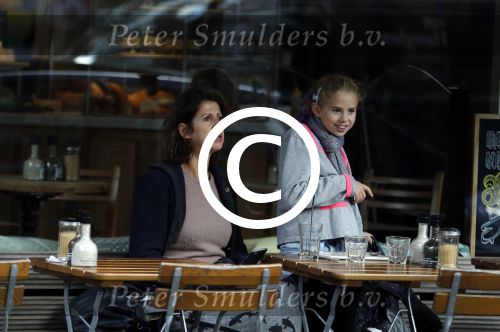 Amsterdam 18 september 2015
Isa Hoes met dochter Vlinder op terras.
