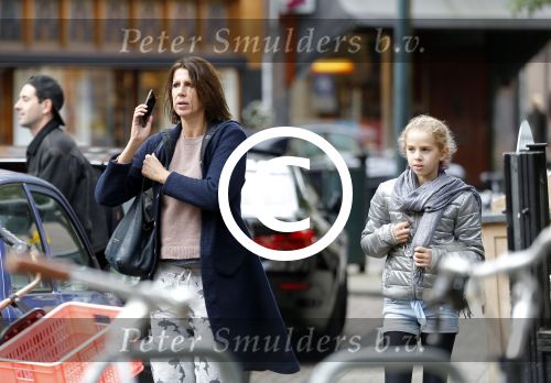 Amsterdam 18 september 2015
Isa Hoes met dochter Vlinder op terras.