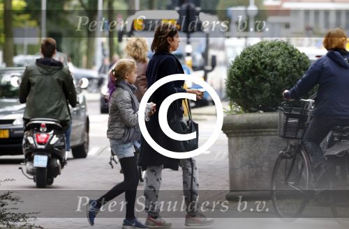 Amsterdam 18 september 2015
Isa Hoes met dochter Vlinder op terras.
