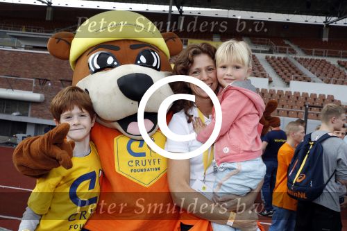 Amsterdam 21 september 2016
Sportdag van de Johan Cruijff foundation in het Olympisch stadion. Danny Cruijff en Estelle Cruijff zijn aanwezig . Barbara Barend met zoon en dochter