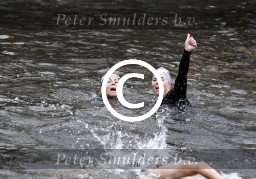Amsterdam 11 september 2016
Amsterdam city swim tbv ALS door de amsterdamse grachten. Bartina en Debbie Koeman