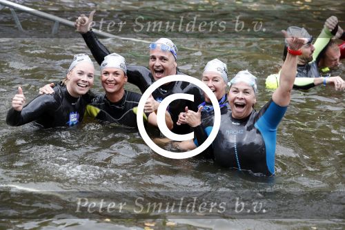 Amsterdam 11 september 2016
Amsterdam city swim tbv ALS door de amsterdamse grachten. Bartina en Debbie Koeman