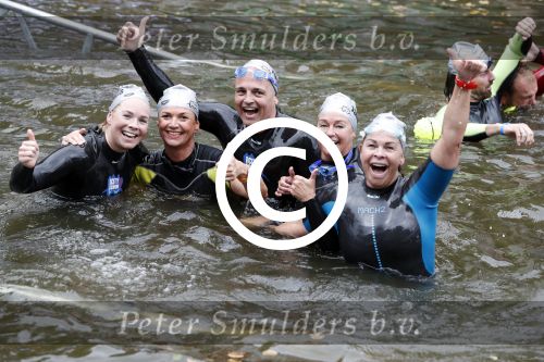Amsterdam 11 september 2016
Amsterdam city swim tbv ALS door de amsterdamse grachten. Bartina en Debbie Koeman
