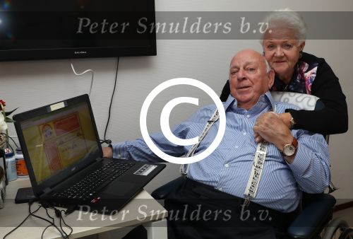 Vlaardingen, 29 September 2016
Bas v Toor in rolstoel samen met zijn vrouw Coby v Toor in zijn kamer bij Revalidatiecentrum Marnix