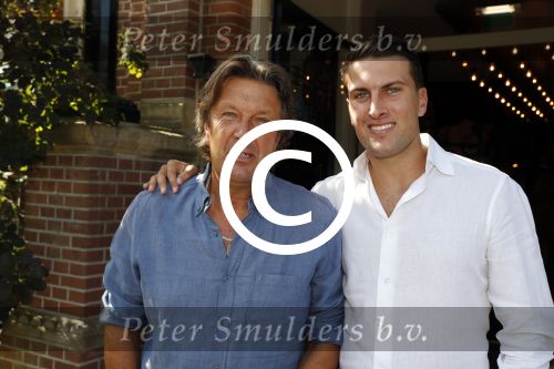 Rotterdam 14 september 2016
Boekpresentatie boek Rene v Gijp geschreven door Michiel v Egmond bij the harbour club. Zijn zoons Bicky en Sanny kregen de eerste exemplaren. Bennie Wijnstekers met zijn zoon