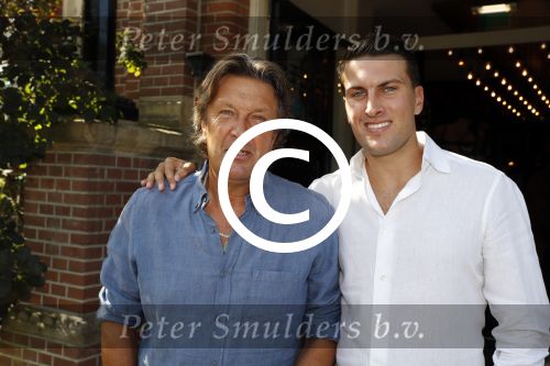 Rotterdam 14 september 2016
Boekpresentatie boek Rene v Gijp geschreven door Michiel v Egmond bij the harbour club. Zijn zoons Bicky en Sanny kregen de eerste exemplaren. Bennie Wijnstekers met zijn zoon
